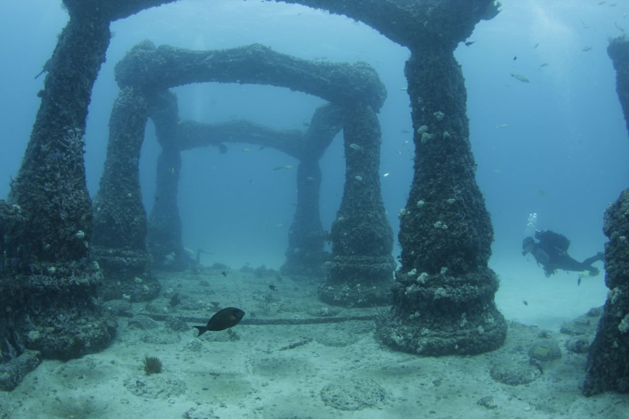 Древний город на дне. Подводное кладбище Neptune Memorial Reef. Кладбище дайверов подводный риф Нептуна. Мемориальный риф Нептуна (Neptune Memorial Reef), США. Дварка Индия подводный город.