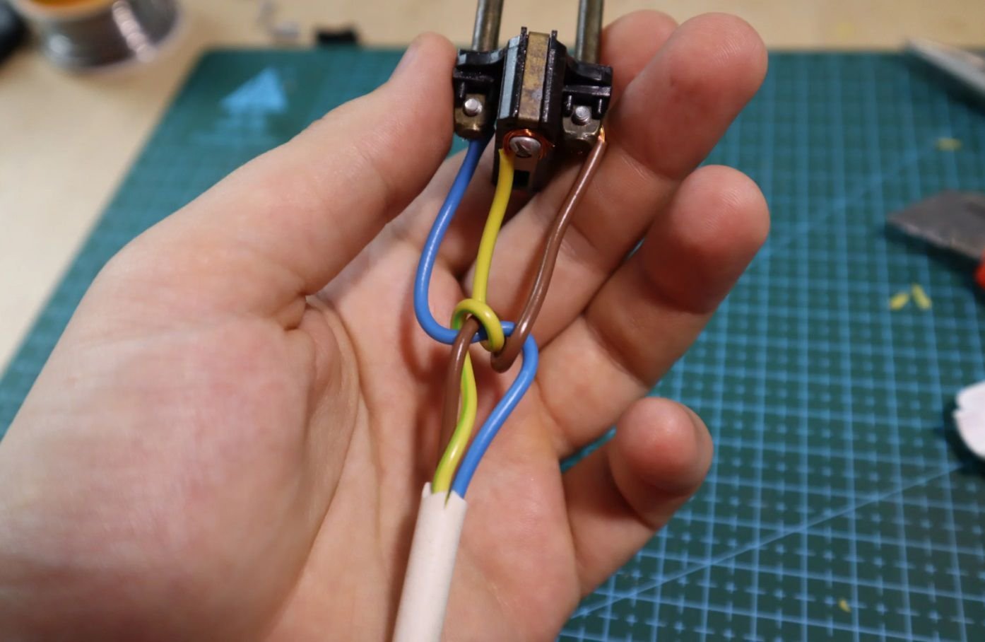 Подключить люстру 3 провода на 2 провода. Вилка 220 три провода. Подключить выключатель 3х жильный провод. Как подсоединить провод к проводу в машине. Подсоединить провод к вилке с тремя проводами.