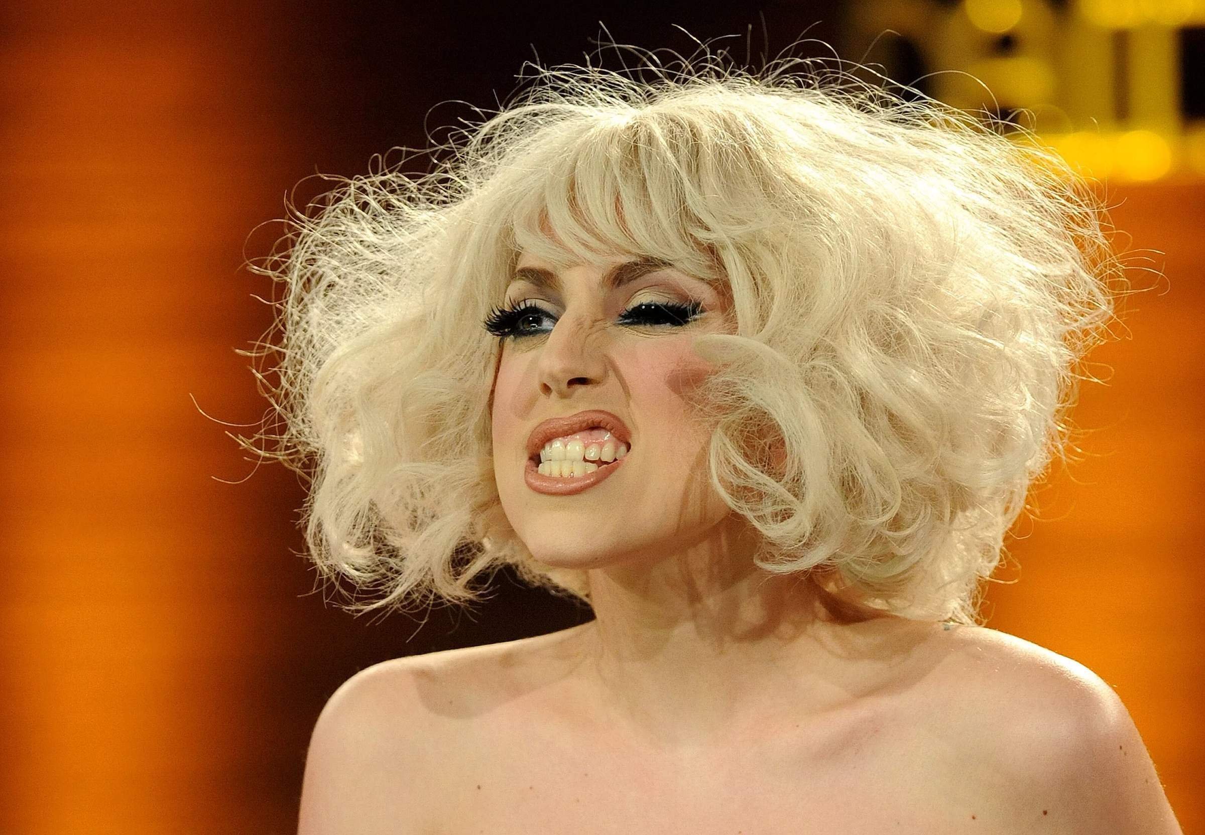 Леди Гага зубы