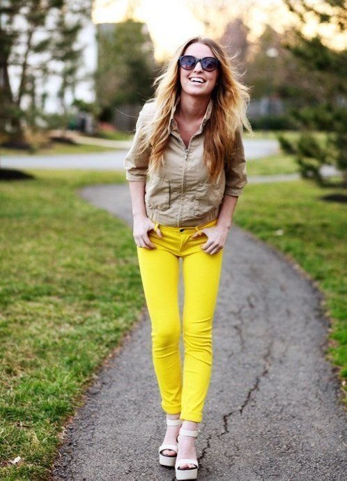 Лимонные джинсы с чем носить фото