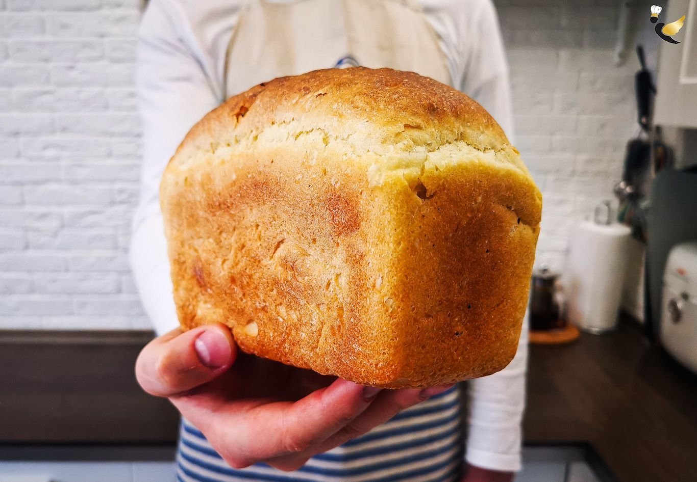 самая большая буханка хлеба. рождение хлеба. большие хлеба. идет большой хлеб. хлеб.