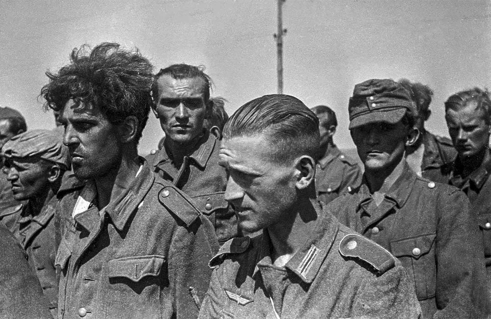 Пленные в москве 1945. Пленные американские солдаты 1944. Группа пленных немцев 1945. Пленные солдаты вермахта в ссср. Пленные солдаты вторая мировая.