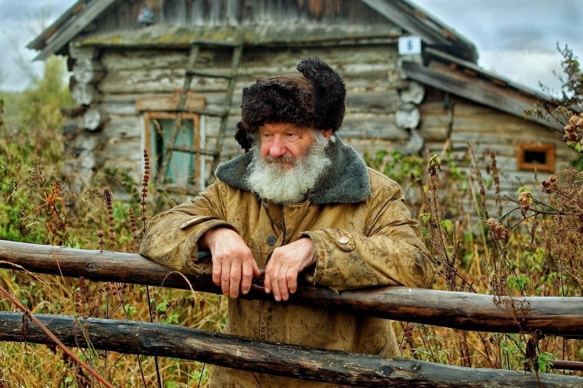 Один в деревне ютуб. Василий Григорьевич Перов гитарист-бобыль. Бобыль Холостяк. На деревню к дедушке. Старики в деревне.