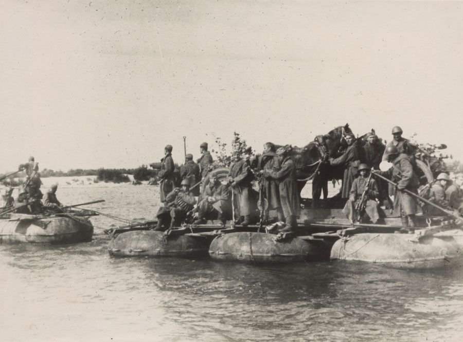 Вов через. Переправа через Волгу Сталинград 1942. Переправа 13 Гвардейской дивизии через Волгу. Переправа через Волгу в Сталинградской битве. Переправа через Волгу 1942 г..