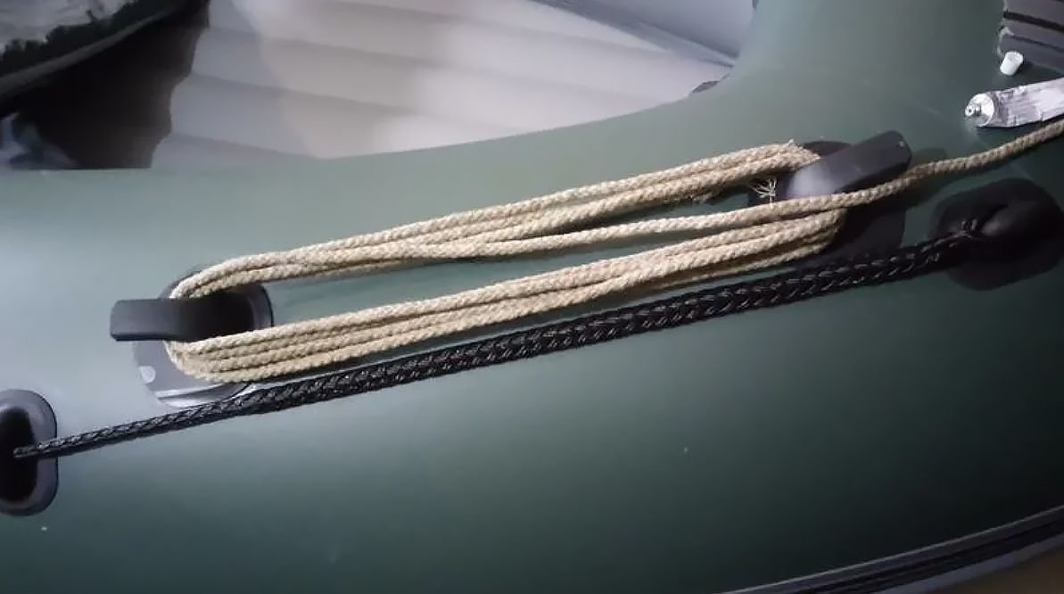 спасательный леер на шлюпке. стропы буксировочный 2т 5м. держатель груза 139030 промтент (кольцо крепления груза). трос вдоль борта. шнур леерный 12 мм.