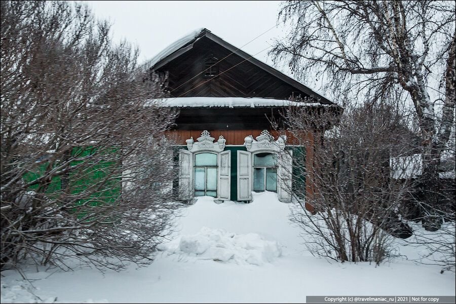 Снег из окна дома