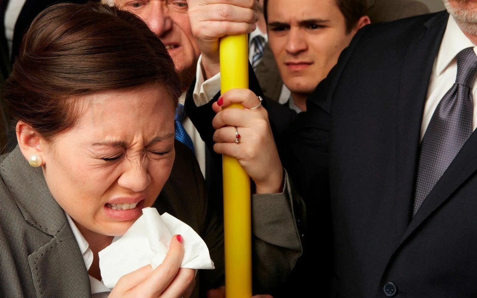 чихает в автобусе. больной сотрудник в офисе. два человека кашляют. знак чихать запрещено. прикрывать рот при кашле.