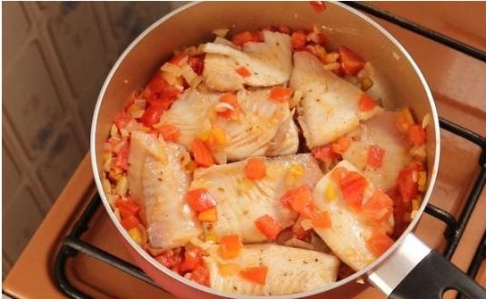 нарежьте филе на более мелкие кусочки