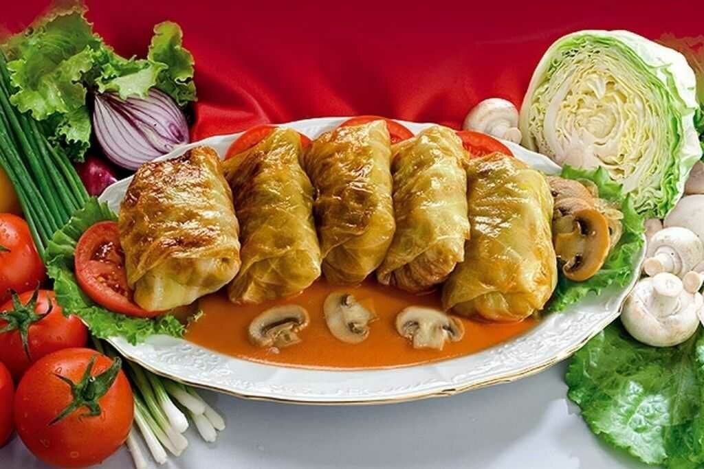 голубцы с картофельным пюре. горячие голубцы. горячие голубцы. голубцы. голубцы уралочка.