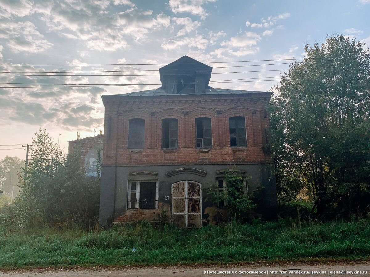 Заброшенные кирпичные дома в деревне