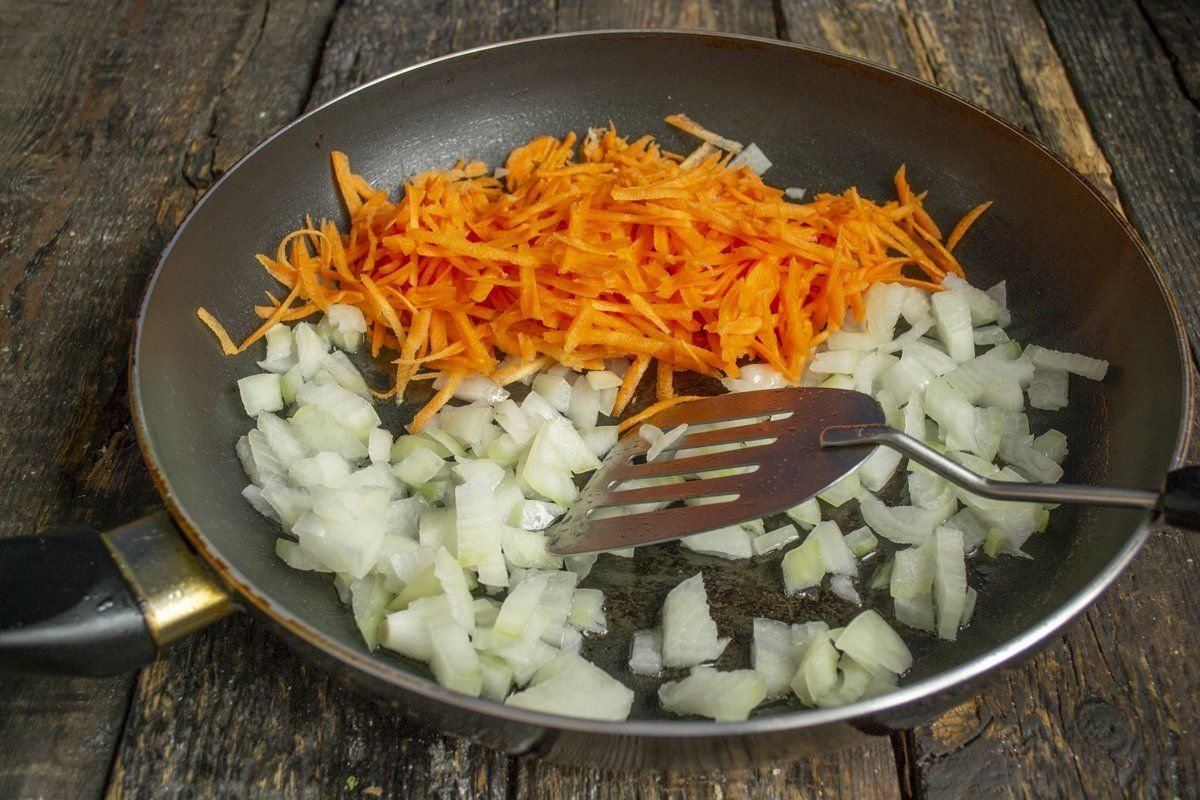 Пассировка это. Пассеруем морковь и лук. Обжарить лук и морковь. Жареная морковь с луком. Обжариваем лук и морковь на сковороде.