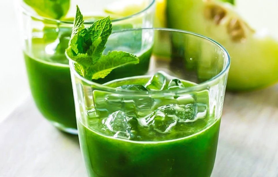 Детокс напиток зеленый. Очищающие напитки. Зелёный смузи детокс. Зелёный смузи детокс. Детокс соки.
