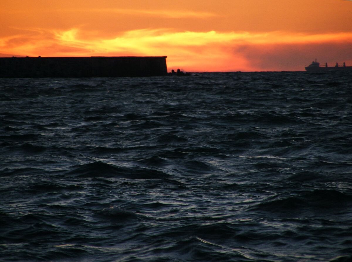 Санкт петербург черное море. Черное море. Черное море фото. Середина черного моря. Черное море черное.