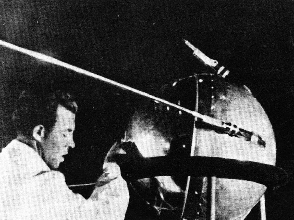 Запуск советского спутника. Первый искусственный Спутник земли 1957. Первый Спутник земли запущенный 4 октября 1957 СССР. Спутник-1 искусственный Спутник. Запущен первый искусственный Спутник земли Спутник 1 СССР.