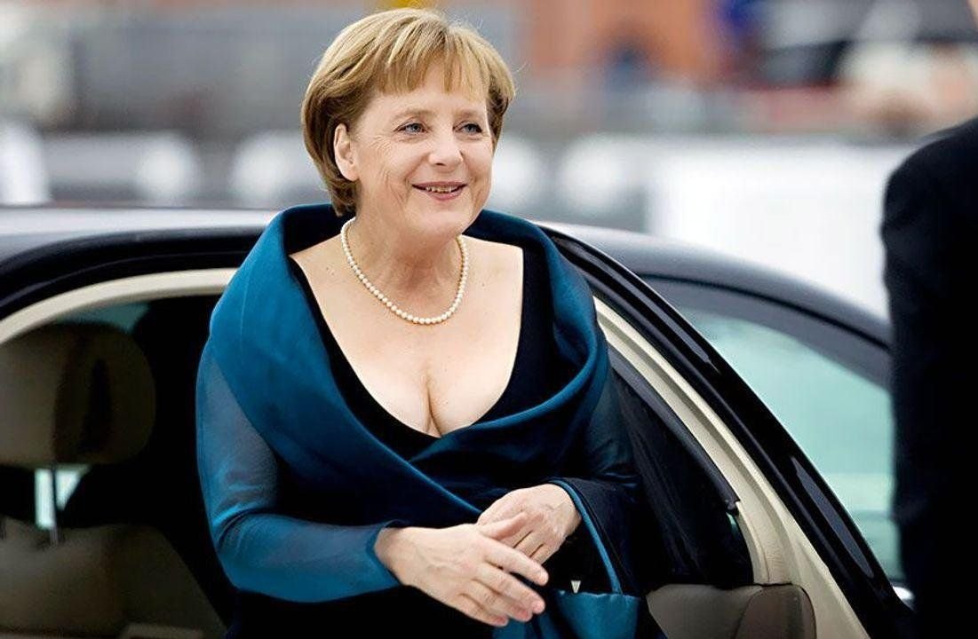 Ангела меркель в платье с декольте