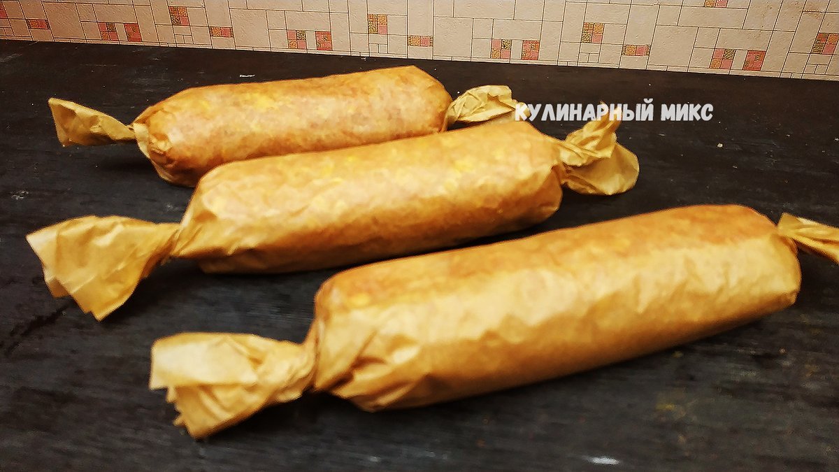 фарш в пергаменте. скрученный рулет с фаршем. хлопья хлопья мясной рулет хрустящий блестящий мясной рулет. блюда из копченой колбасы. мясной рулет в пергаменте в духовке.