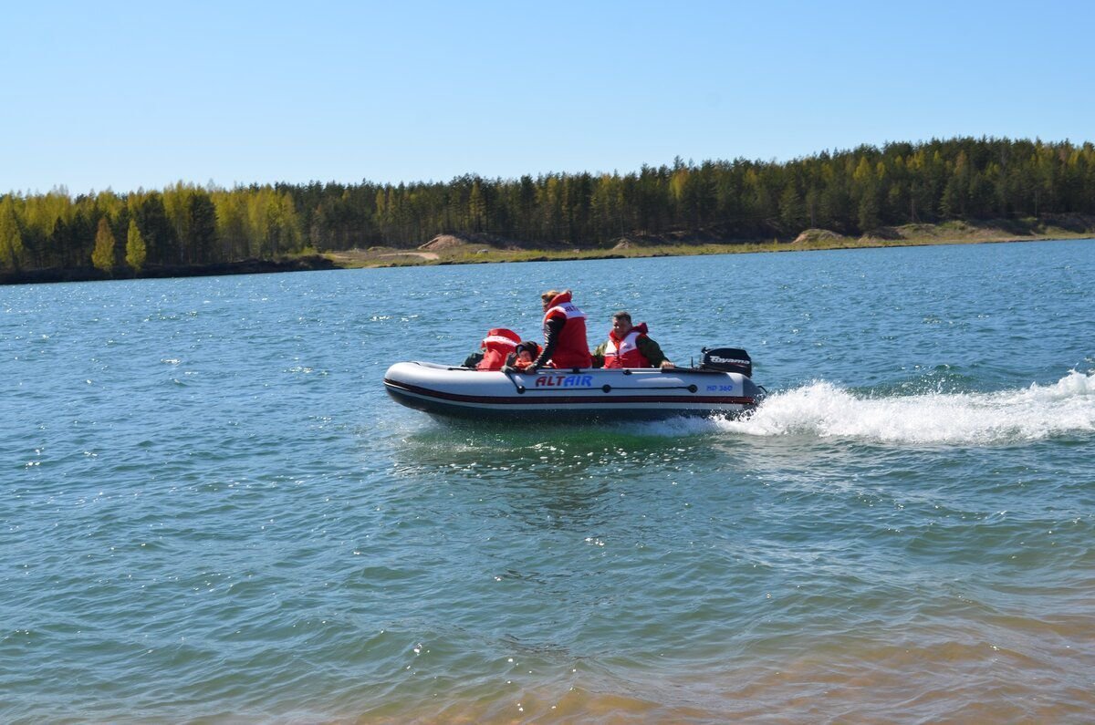 Стеклопластиковая лодка тримаран пингвин. Монитор днепровской флотилии. Красивая лодка. Лодка верный. Речные мониторы пинской флотилии.