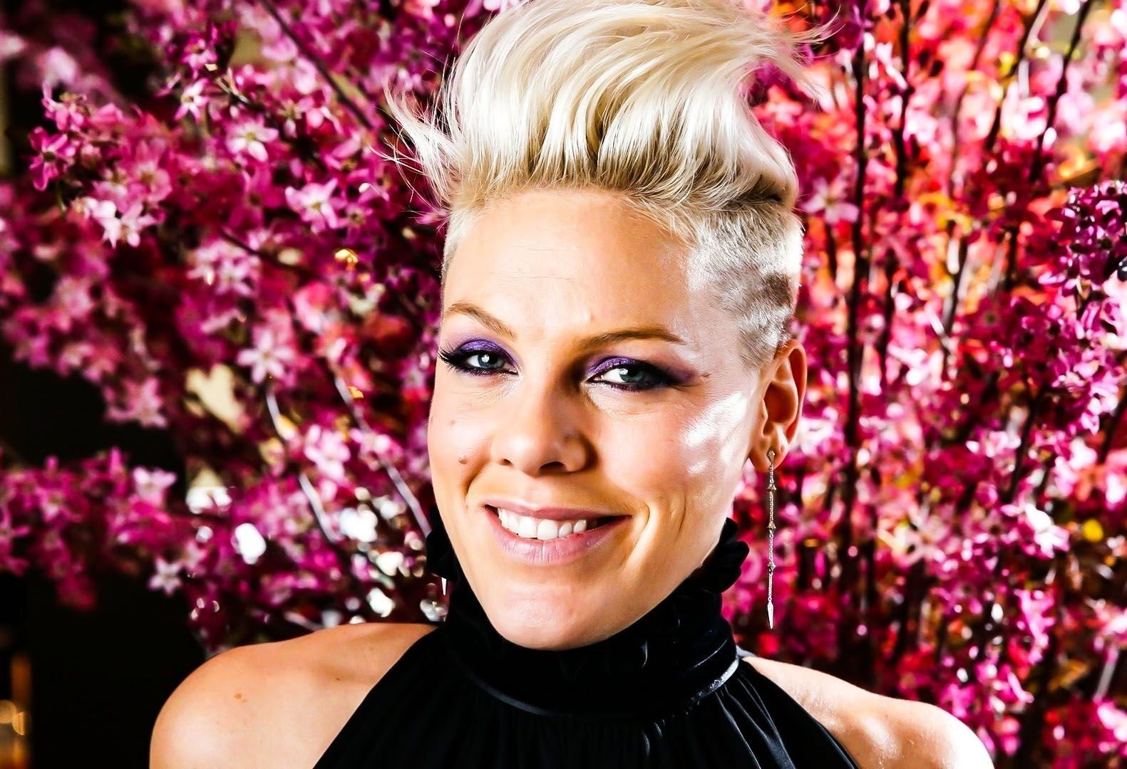 P!NK певица. Певица Pink образы. Пинк певица с родителями. Alecia Charles.