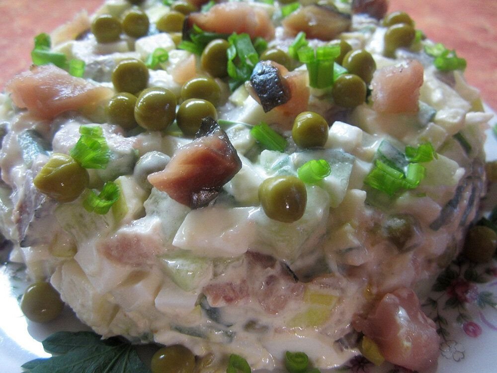 салаты с копченой рыбой скумбрией. оливье с рыбой. оливье. оливье с копченой рыбой рецепт. салат с копчёной скумбрией холодного.