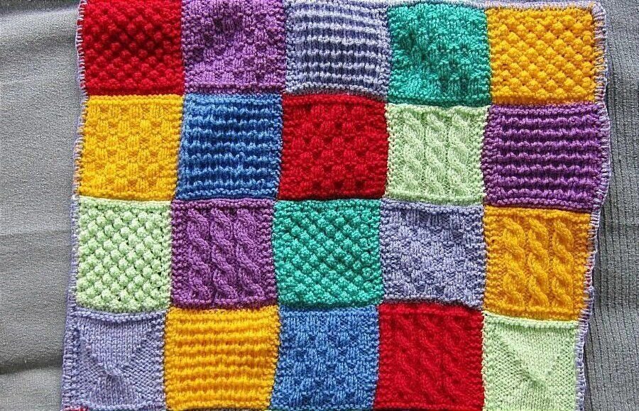 пэчворк спицами для начинающих. вязаные пледы пэчворк. трикотажный плед пэчворк. вязаное лоскутное одеяло. вязаный лоскутный плед.