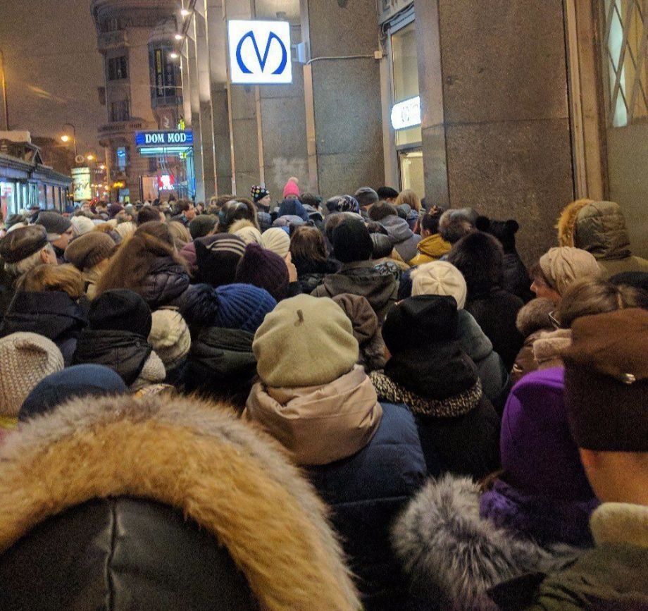 Петроградская метро спб. Станция метро Петроградская Санкт-Петербург. Станция Петроградская Петербургского метрополитена. Станция метро Петроградская СПБ. Станция метро Петроградская Санкт-Петербург снаружи.