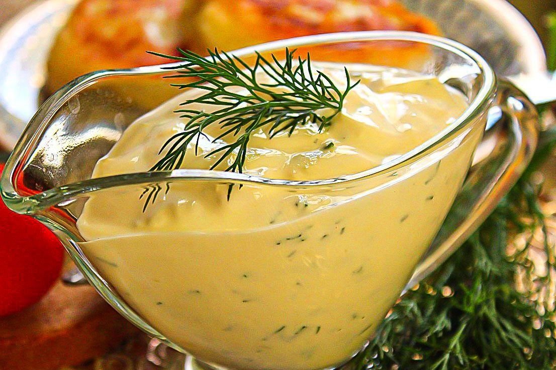 Соус для салата простой рецепт. Соус. Соус с зеленью и чесноком. Яичный соус с горчицей. Сметанно горчичный соус.