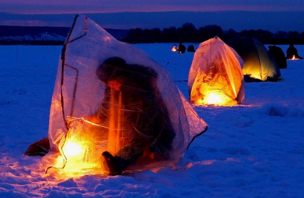 Зимняя рыбалка в палатке. Палатка зимой. Зимние обогреватели в рыбацкой палатке. Палатка полиэтиленовая для зимней рыбалки. Свечи в палатку для зимней рыбалки.