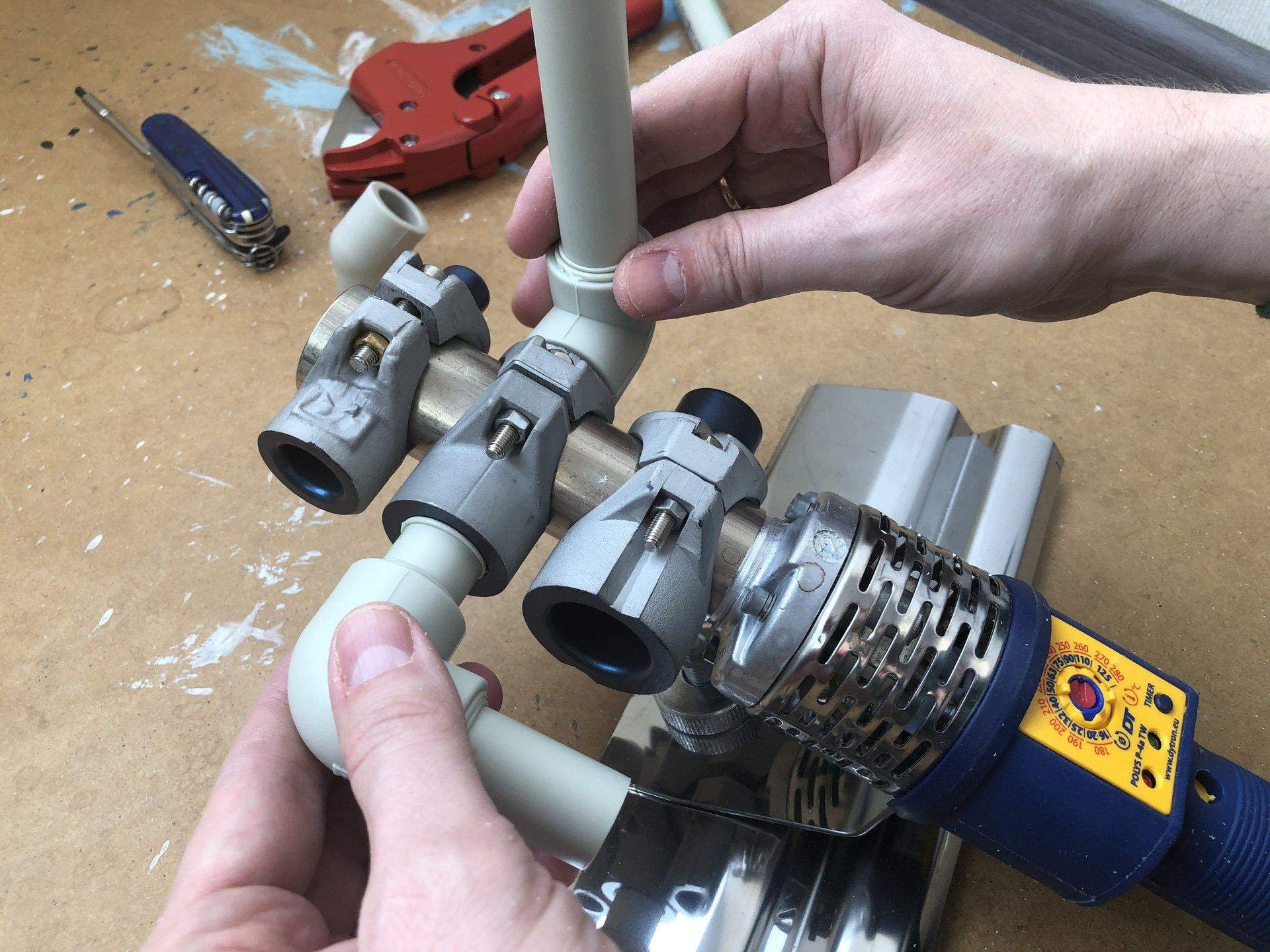 Пайка полипропиленовых кранов. Сварка для труб полипропиленовых bora ремкомплект. Пайка полипропиленовых труб в труднодоступных местах. Пайка полипропиленовых труб диаметром 63мм. Пайка полипропиленовых кранов.