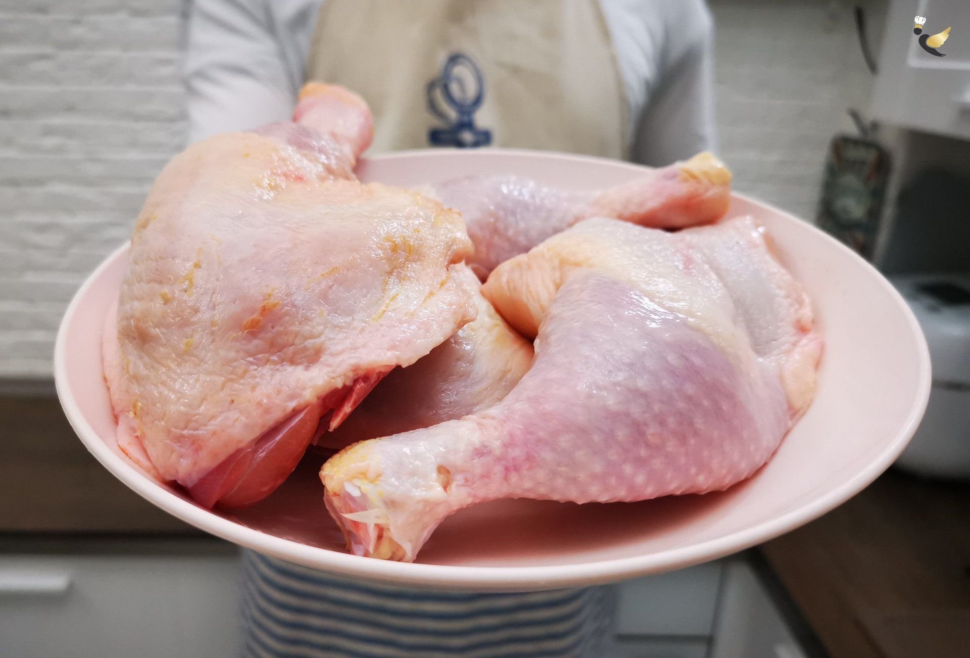 Курица в крови что делать. Размороженная курица фото. Экзотический способ приготовления курицы. Приготовление целиковой курицы.