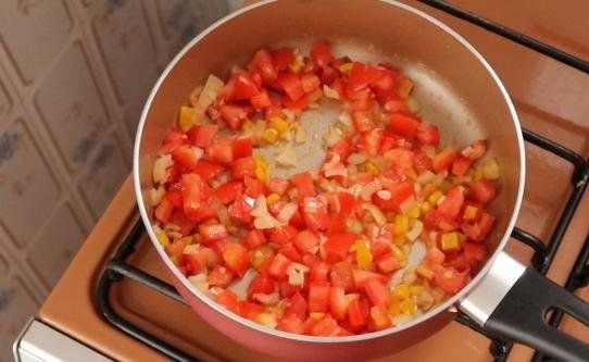 добавьте перец и помидор.