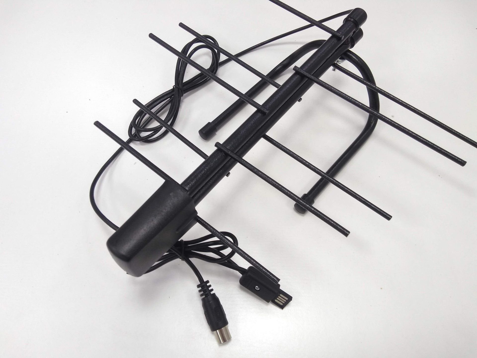 У антенны сразу два разъёма — антенный и USB