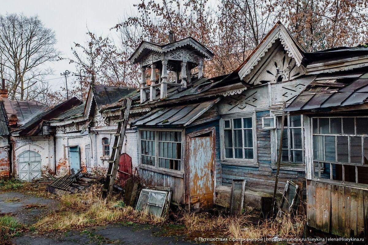 Старый домик стоял на самом. Старый дом. Заброшенные дома. Заброшенный дом в России. Старый покосившийся дом.