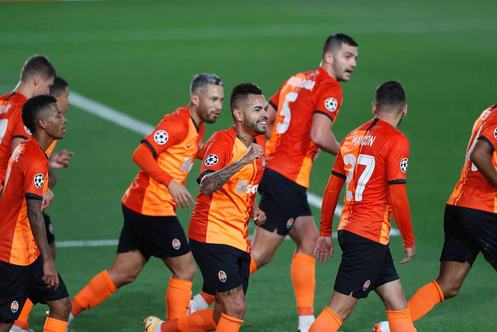 Где играет шахтер. Игра шахтер донецк 2013. Шахтер играет с азейбарджаном. Реал мадрид vs шахтер. Шахтер реал мадрид 2021.