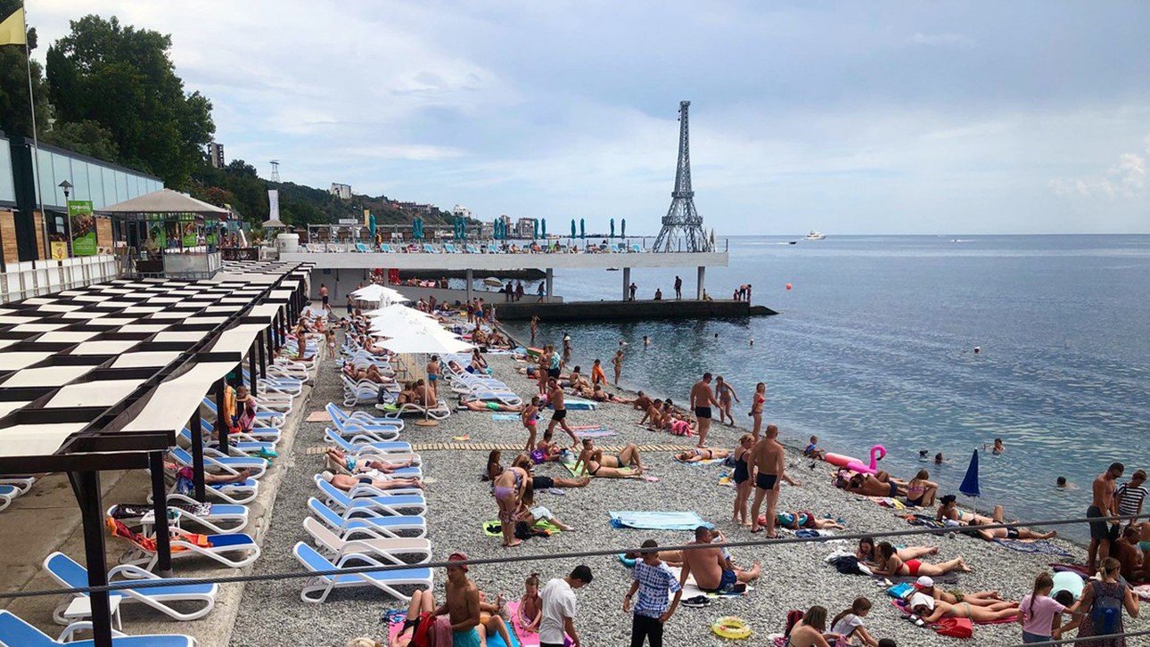 Ситуация в крыму отзывы. Ялта Массандровский пляж 2019. Массандровский пляж Ялта лето. Ялта Массандровский пляж летом. Массандровский пляж в городе Ялта Крым.