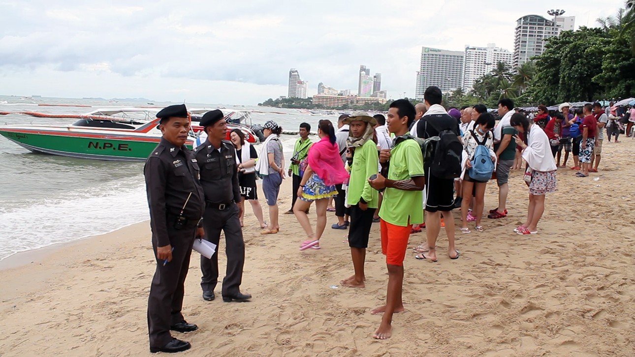 Таиланд какая. Паттайя туристы. Российские туристы в Таиланде. Тайские полицейские и туристы. Туризм в Таиланде сейчас.