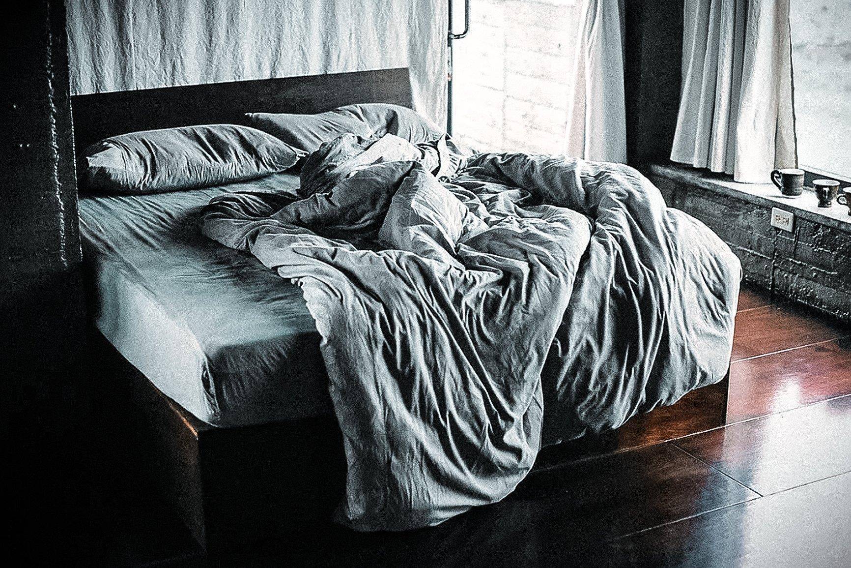 Постель ч. Незаправленная кровать. Смятая постель. Не запоавленая кровать. Помятая кровать.