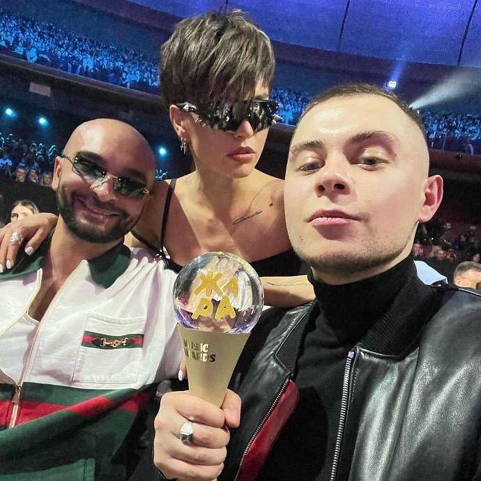 Зиверт удивила длиной платья и причёской на премии "ЖАРА