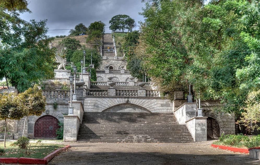 Митридатские лестницы в керчи. Большая митридатская лестница в керчи. Малая митридатская лестница в керчи. Большая митридатская лестница в керчи. Керчь лестница на митридат.