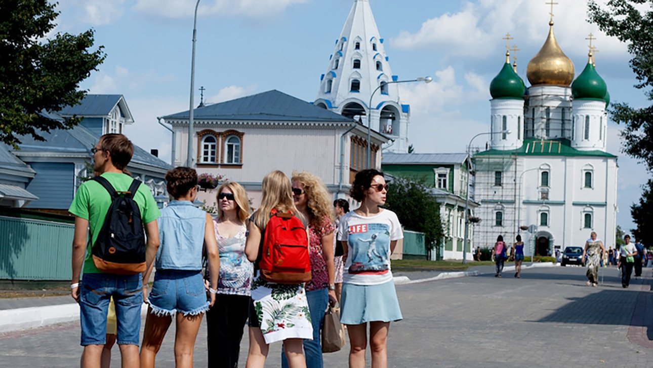 Подмосковье люди. Туристы в Подмосковье. Культура туризм в Подмосковье. Туризм в Московской области. Группа туристов в городе.