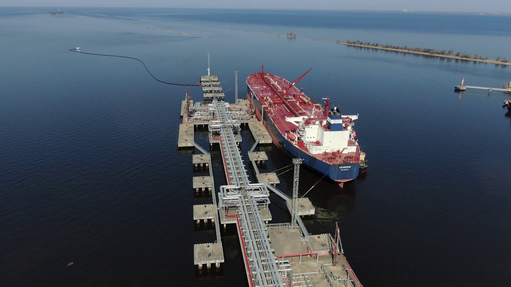 Нефтяной терминал. ПНТ Петербургский нефтяной терминал. Нефтеналивной порт Приморск. Нефтеналивной терминал порт Приморск. Нефтяной терминал «порт бухта Север.береговые сооружения.