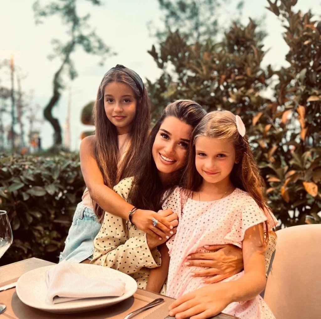 Ксения Бородина с дочками 2022