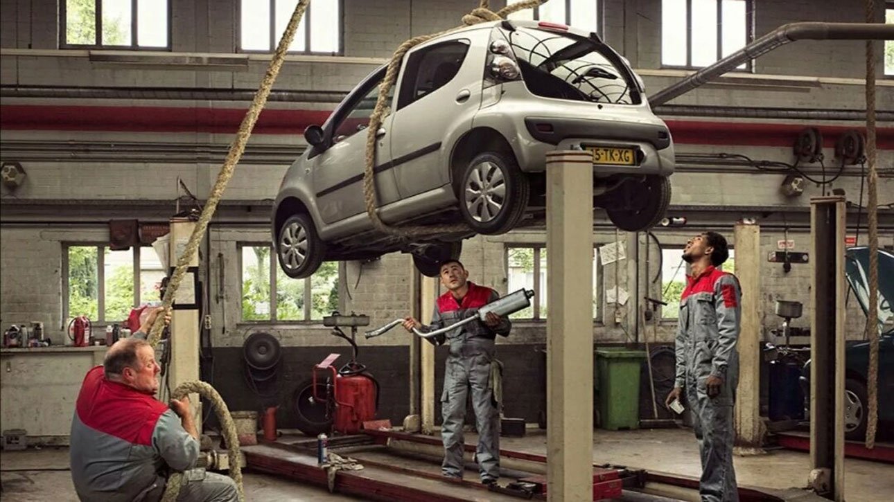 Мастер автосервиса. Прикольная реклама автосервиса. Экспертиза некачественного ремонта автомобиля. Независимая техническая экспертиза транспортных средств. Машина в сервисе.