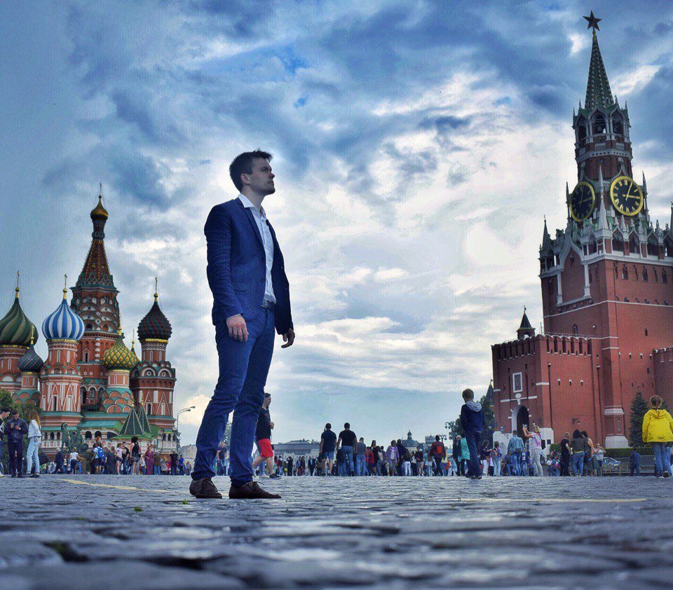 В москве проживает человек. Жить в Москве. Я живу в Москве. Москва настоящая. Я В Москве.