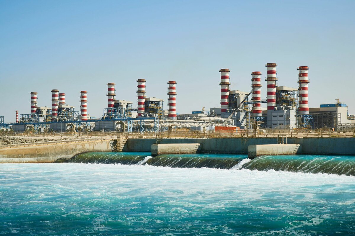 Вода в море в дубае. Завод по опреснению морской воды в ОАЭ. Jebel Ali Power and desalination Plant. Опреснители воды в Дубае. Опреснительные заводы в ОАЭ.