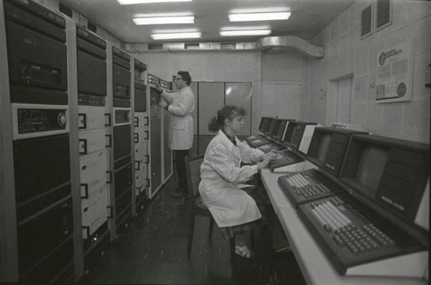 Операторы вычислительного центра использующие персональную вычислительную технику. Профессия оператор электронно-вычислительных и вычислительных машин. Профессия оператор эвм. Операторы вычислительного центра использующие персональную вычислительную технику. Серверная комната.