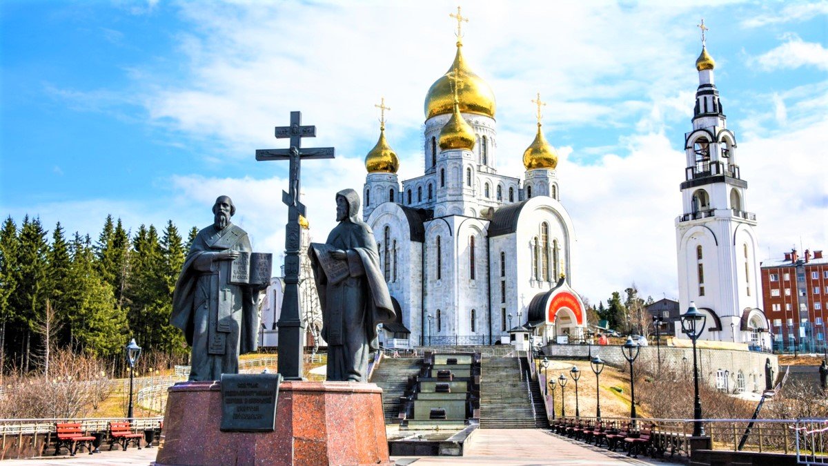 Ханты мансийск югра классика. Храм Ханты-Мансийск. Церковь Ханты-Мансийск Гагарина. Храм на горе Ханты Мансийск. Парк славянской письменности и культуры в Ханты-Мансийске.