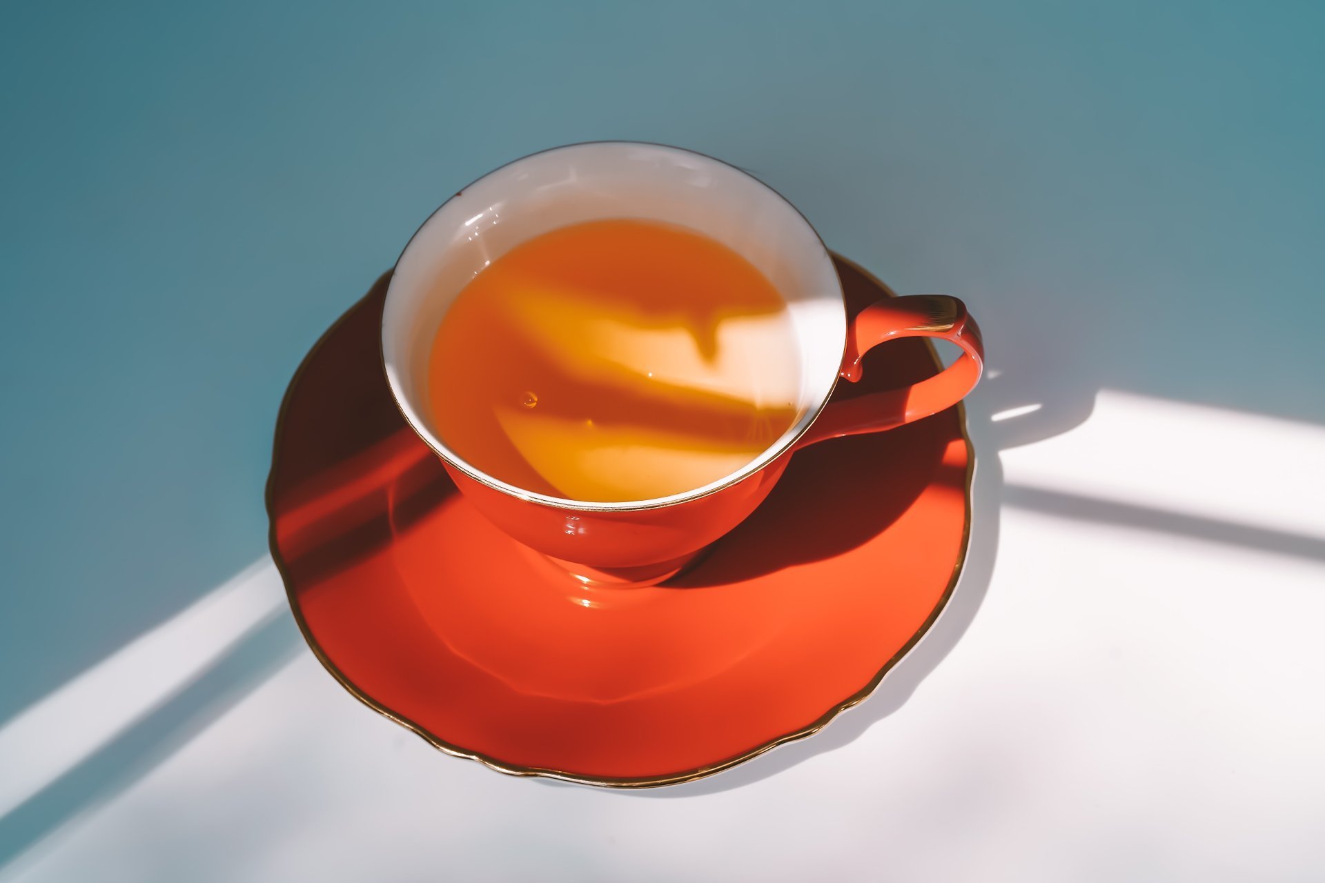При температуре пьют горячий чай. Чай улучшает зрение. Кофе и чай улучшают зрение. Исследование: чай и кофе улучшают зрение.. Чай улучшает.
