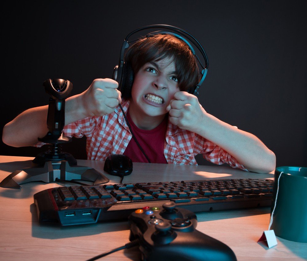 Article video games. Игровая зависимость. Компьютерные игры. Ребенок играющий в компьютерную игру. Игрок в компьютерные игры.