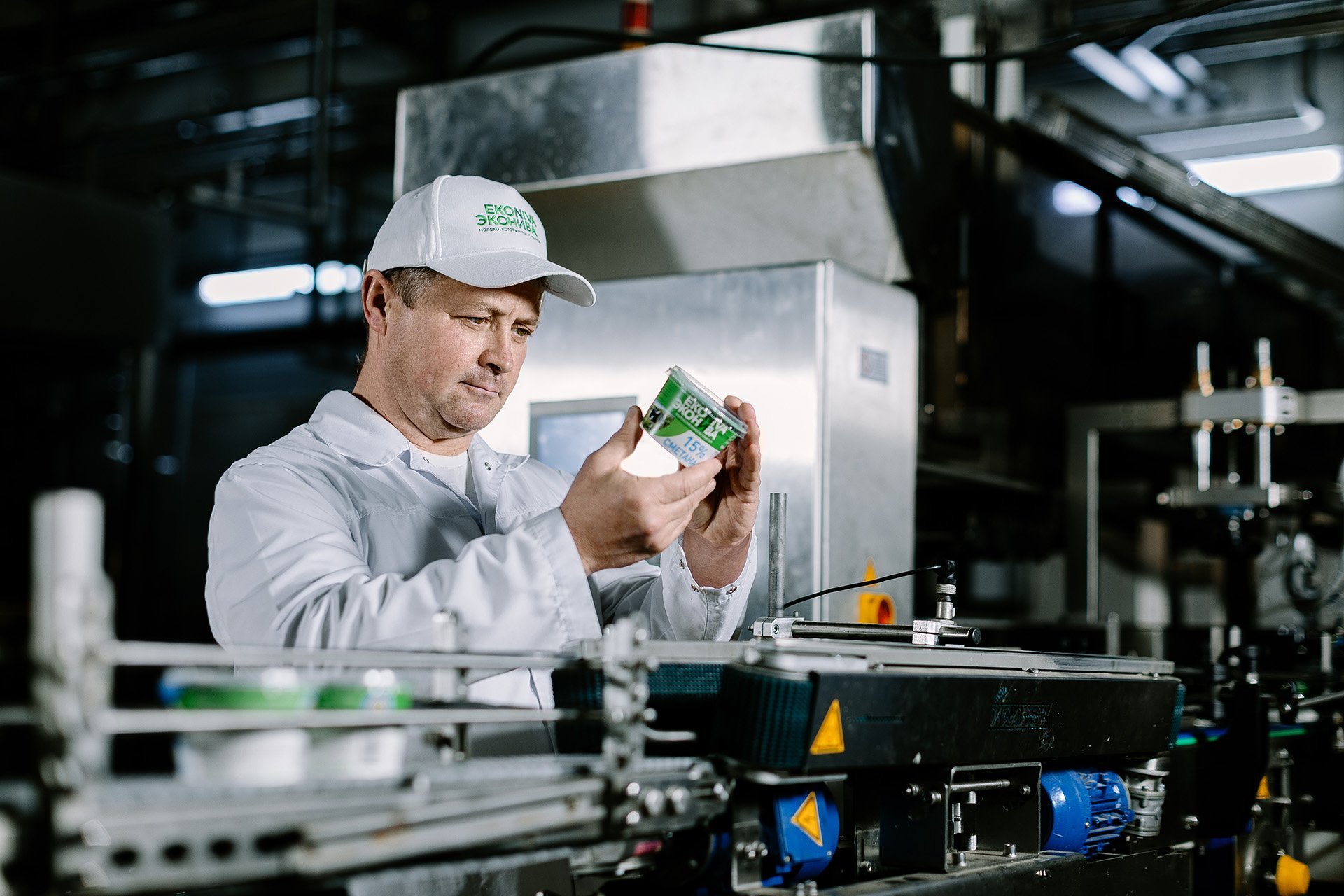 Завод занимается. Производство фото. Ооо лассард. Цех микроэлектроники. Машиностроение.