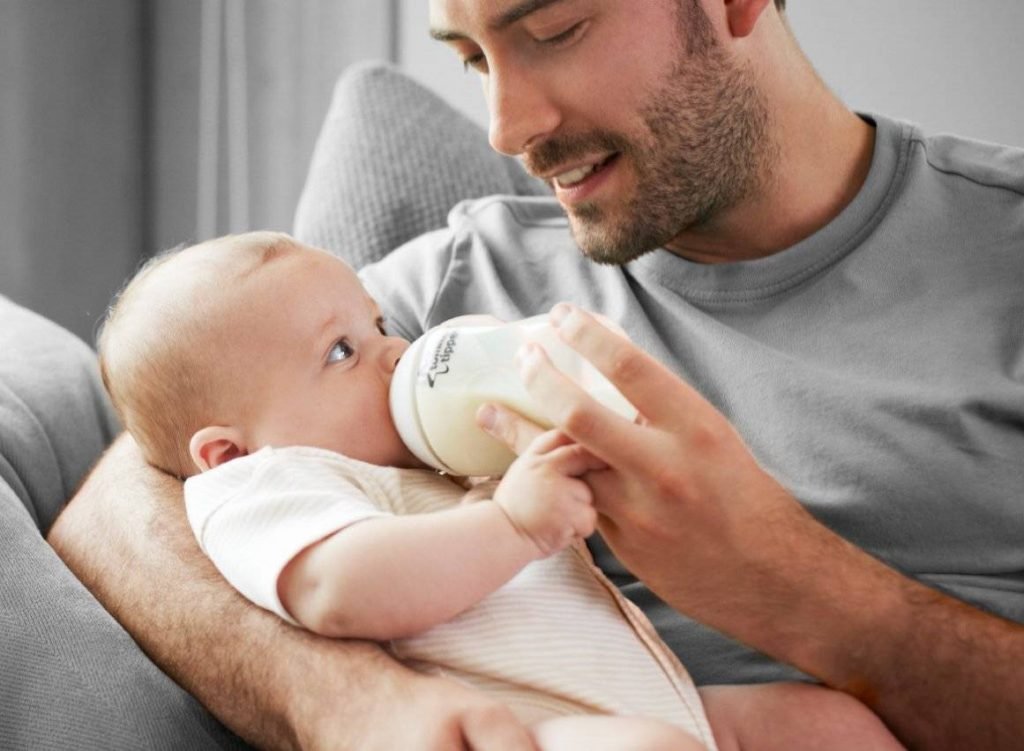 декретные папе ребенка. мужчина с ребенком. детям о папе. папа и малыш. отец в декрете.